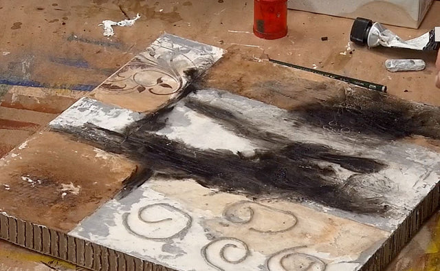 Lerne im geistreich Online-Kurs mit Anita Hörskens Collagekunst mit Lithografie-Elementen und Wachs kennen