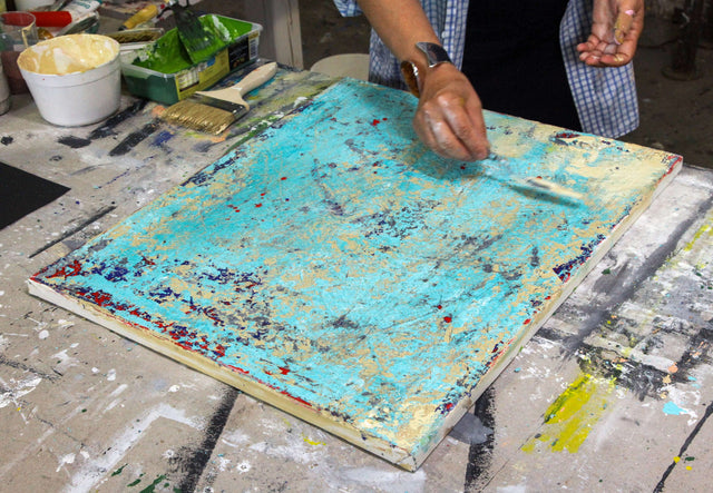 Lerne im geistreich Online-Kurs mit Barbara Wylon Grattage-Technik pink mit reliefartigen Strukturen kennen