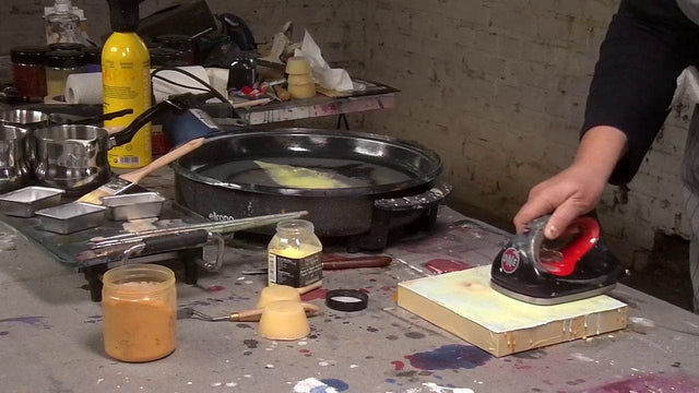 Lerne im geistreich Online-Kurs mit Birgit Hüttemann-Holz Enkaustik "Basics + Techniken" Einführungskurs kennen