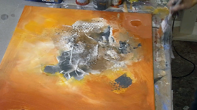 Lerne im geistreich Online-Kurs mit Conny Niehoff Collage-Technik mit Acryl in Orange kennen