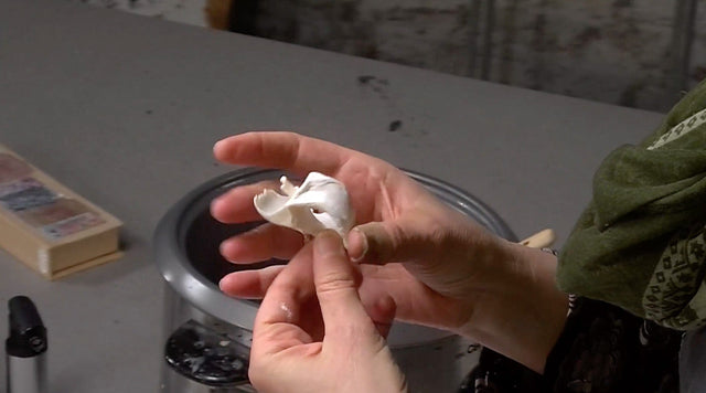 Lerne im geistreich Online-Kurs mit Cordula Kagemann Collage mit Fundstücken und Wachs kennen