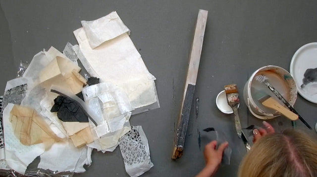 Lerne im geistreich Online-Kurs mit Cordula Kagemann Collage mit Wachs & Gold auf Holzscheit kennen