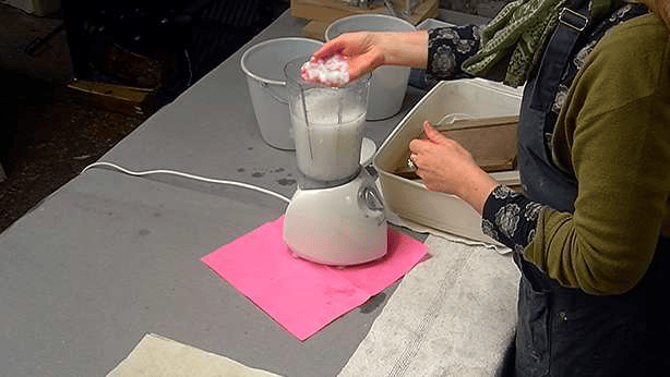 Lerne im geistreich Online-Kurs mit Cordula Kagemann Papierschöpfen und Pulp painting mit Collage kennen