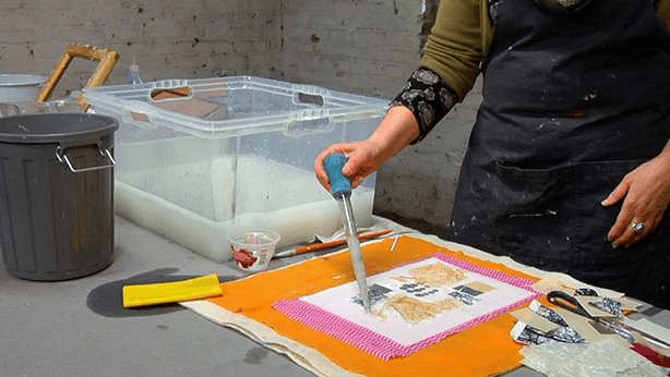 Lerne im geistreich Online-Kurs mit Cordula Kagemann Papierschöpfen und Pulp painting mit Collage kennen