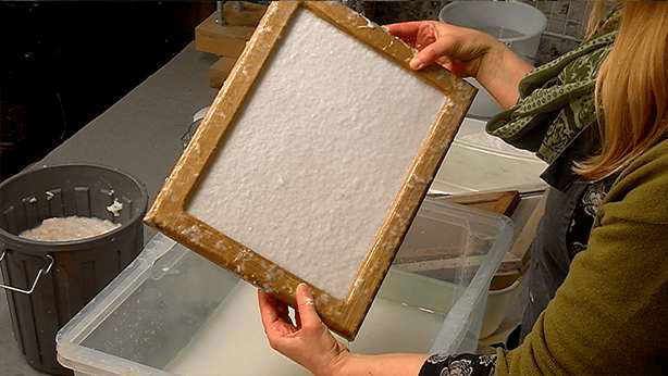 Lerne im geistreich Online-Kurs mit Cordula Kagemann Papierschöpfen und Pulp painting mit Collage kennen