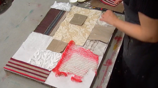 Lerne im geistreich Online-Kurs mit Cordula Kagemann Reliefartige Collage mit textiler Anmutung kennen