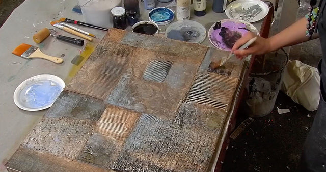 Lerne im geistreich Online-Kurs mit Cordula Kagemann Reliefartige Collage mit textiler Anmutung kennen