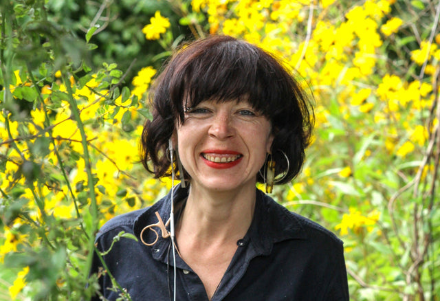 Lerne im geistreich Online-Kurs mit Friederike Meintke Stadt mit Gips, Bitumen und Acryl kennen