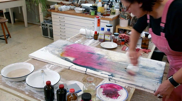 Lerne im geistreich Online-Kurs mit Gabriele Musebrink Feinstofflicher Zauber - Arbeiten mit Sumpfkalk kennen