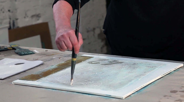 Lerne im geistreich Online-Kurs mit Helga Budde-Engelke Die Farbe Weiß mit einem Hauch von Rost kennen