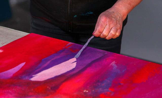 Lerne im geistreich Online-Kurs mit Helga Budde-Engelke Lasurtechnik - monochrome Arbeiten in Rot kennen