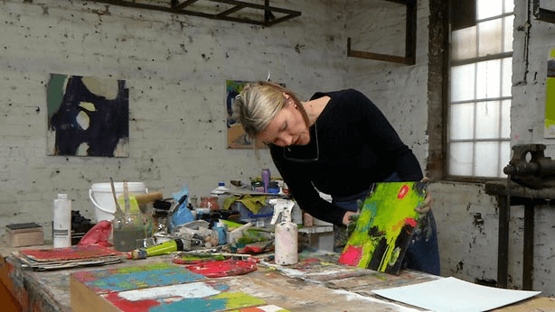 Ines Hildur zeigt ihre Farbtechnik und Pigmentarbeit im Kurs Farbenfroh