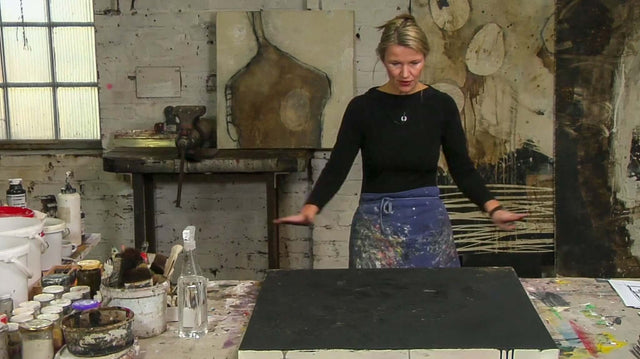 Lerne im geistreich Online-Kurs mit Ines Hildur Große Form mit Bitumenlack kennen