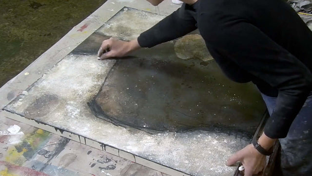 Lerne im geistreich Online-Kurs mit Ines Hildur Large shape with bitumen paint - Voiceover (EN) kennen