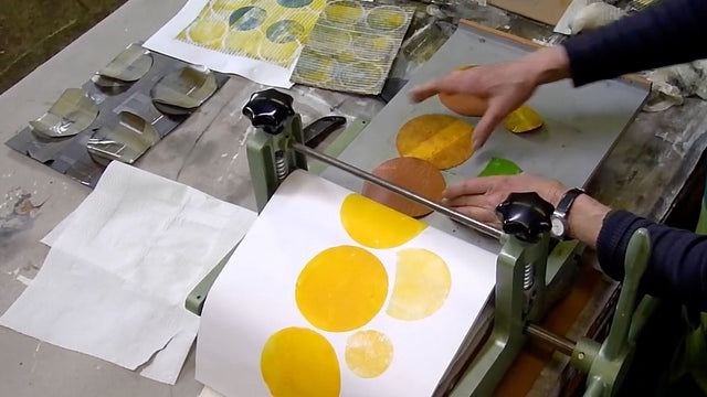 Lerne im geistreich Online-Kurs mit Iris Flexer Schablonen-Druck mit oder ohne Presse kennen