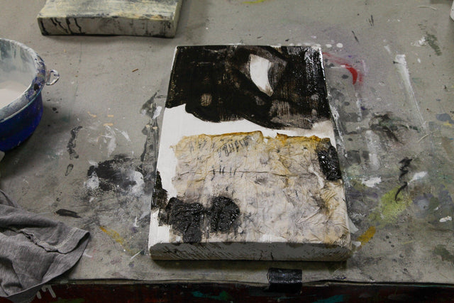 Lerne im geistreich Online-Kurs mit Iris Lehnhardt Wachs, Tusche und Naturcollage kennen