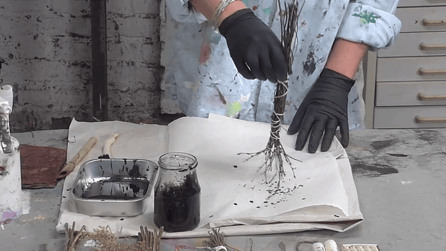 Lerne im geistreich Online-Kurs mit Iris Lehnhardt Wachs, Tusche und Naturcollage kennen