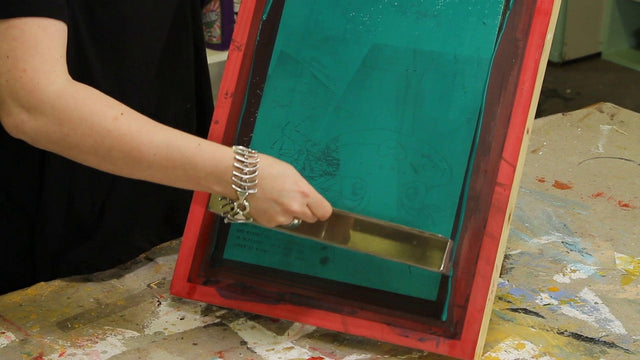 Lerne im geistreich Online-Kurs mit Isabelle Zacher-Finet Siebdruck Grundkurs bei Tageslicht kennen