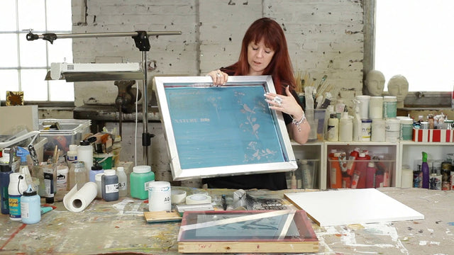 Lerne im geistreich Online-Kurs mit Isabelle Zacher-Finet Siebdruck Grundkurs bei Tageslicht kennen