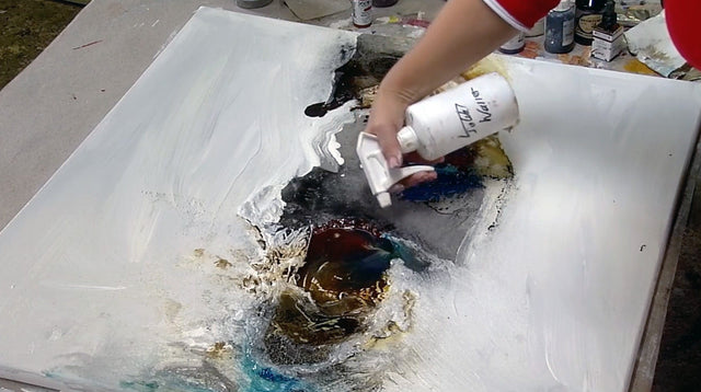 Lerne im geistreich Online-Kurs mit Isolde Folger Großes Format - Material in Bewegung kennen