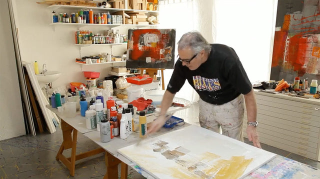 Lerne im geistreich Online-Kurs mit Robert Süess Eisenplatte, Stoffe, Pappe als Collage-Elemente kennen