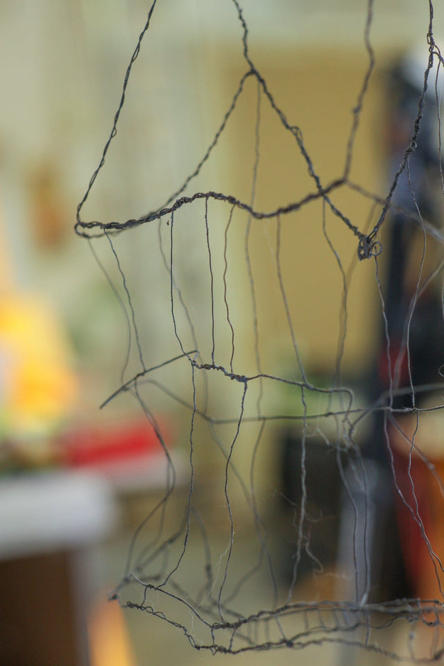 Lerne im geistreich Online-Kurs mit Sabine Kinder Draht-Kleid und Acryl-Malerei kennen