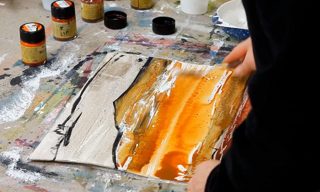 Lerne im geistreich Online-Kurs mit Sonja Schmid Malen ohne Farben aber mit Asche auf Karton kennen