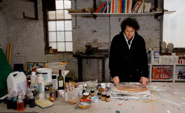 Lerne im geistreich Online-Kurs mit Sonja Schmid Malen ohne Farben aber mit Asche auf Karton kennen