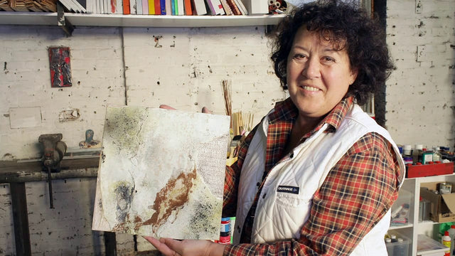 Lerne im geistreich Online-Kurs mit Sonja Schmid Materialbild(er) mit Dachpappe und Lack kennen