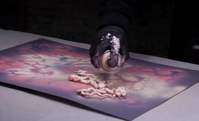 Lerne im geistreich Online-Kurs mit Steffen Rolla Spray-Painting mit Schabloniertechnik kennen