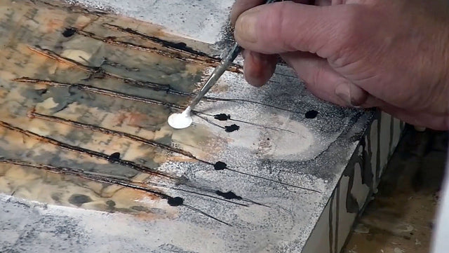 Lerne im geistreich Online-Kurs mit Ute Hoeg Collage, Baumaterial, Wachs und Beizen kennen