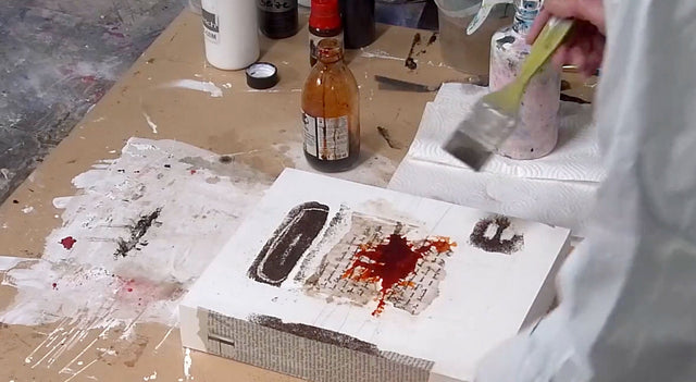 Lerne im geistreich Online-Kurs mit Ute Hoeg Collage, Baumaterial, Wachs und Beizen kennen