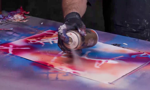 Spray-Painting mit Schabloniertechnik